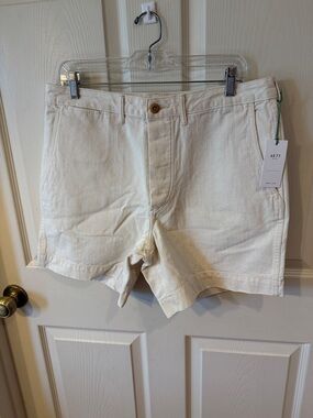 AE77 Men’s Cream Cotton Shorts Sz 32.  NWT. Box13